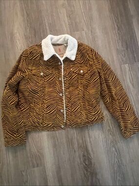 NWT Levi's Women's Tiger-Stripe Sherpa Collar Jean Jacket in Mustard and Black